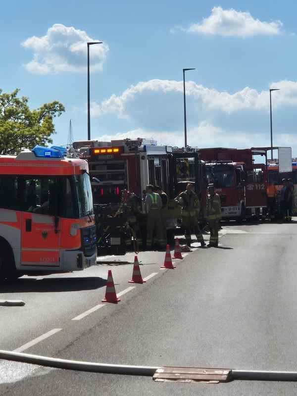 FW LK Esslingen: Brand in einem Mehrfamilienhaus in Plochingen / über 20 Personen aus den Gebäuden evakuiert.