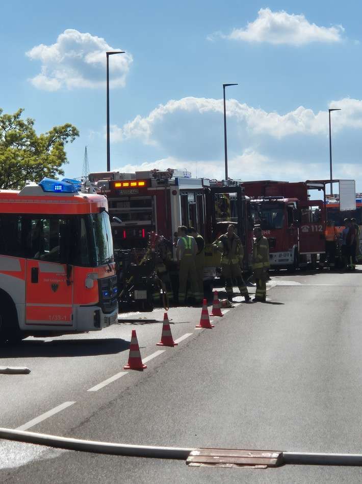 FW LK Esslingen: Brand in einem Mehrfamilienhaus in Plochingen / über 20 Personen aus den Gebäuden evakuiert.