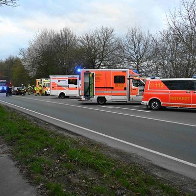 FW Pulheim: Brauweiler - Auffahrunfall mit vier Verletzten