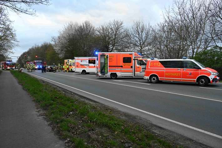 FW Pulheim: Brauweiler - Auffahrunfall mit vier Verletzten