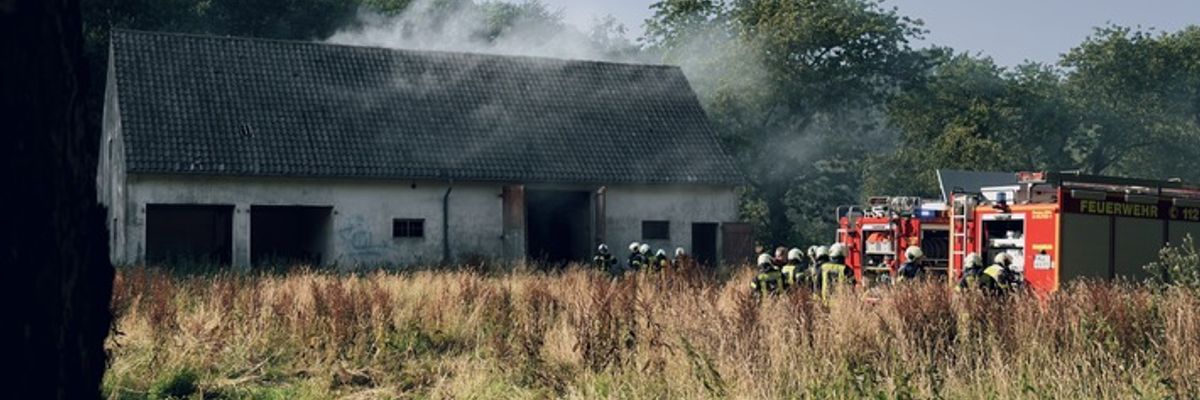 FW Kranenburg: Brand in leerstehender Scheune - Feuerwehr verhindert Ausbreitung