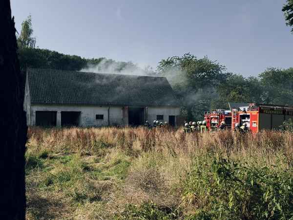 FW Kranenburg: Brand in leerstehender Scheune - Feuerwehr verhindert Ausbreitung