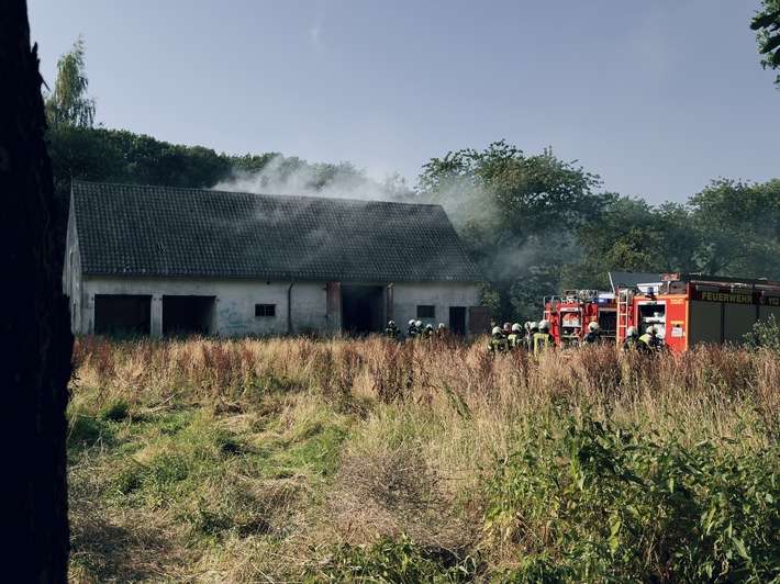 FW Kranenburg: Brand in leerstehender Scheune - Feuerwehr verhindert Ausbreitung