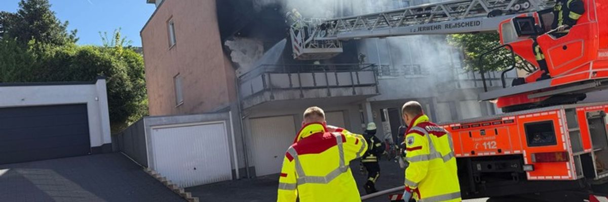 FW-RS: Brand auf Balkon in der Roonstraße - Feuerwehr verhindert Ausbreitung