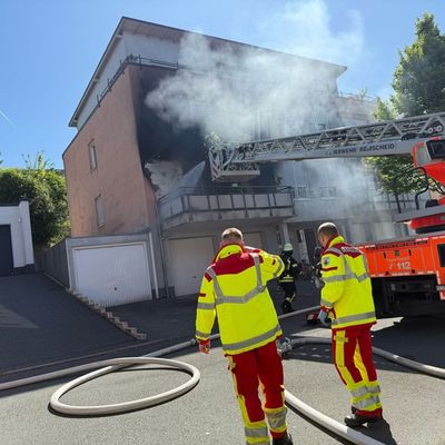 FW-RS: Brand auf Balkon in der Roonstraße - Feuerwehr verhindert Ausbreitung