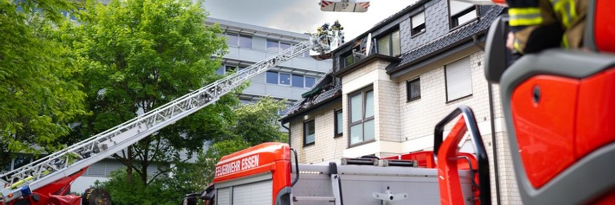 FW-E: Dachstuhlbrand in Mehrfamilienhaus - Hund aus Wohnung gerettet