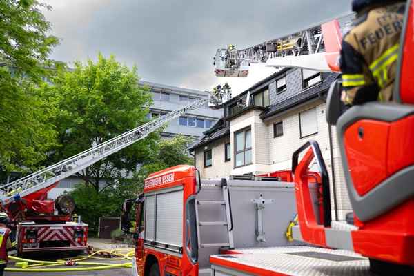 FW-E: Dachstuhlbrand in Mehrfamilienhaus - Hund aus Wohnung gerettet