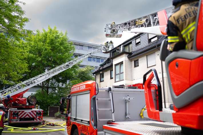 FW-E: Dachstuhlbrand in Mehrfamilienhaus - Hund aus Wohnung gerettet