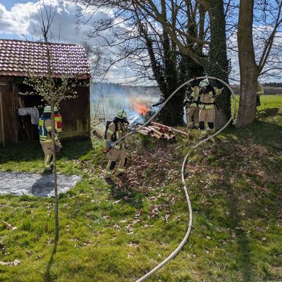 FW-KLE: Brand eines Holzstoßes - Übergreifen auf Scheune konnte verhindert werden