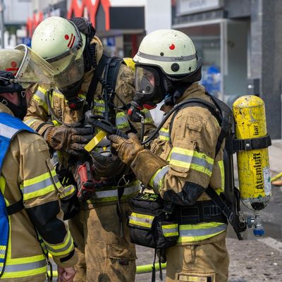 FW Menden: Zwei Verletzte bei Gebäudebrand in Pizzeria an der Unnaer Straße