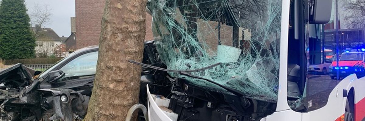 FW-GLA: Schwerer Verkehrsunfall mit Linienbus - 11 Verletzte Personen