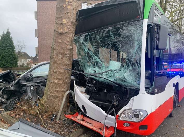 FW-GLA: Schwerer Verkehrsunfall mit Linienbus - 11 Verletzte Personen