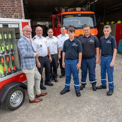 FW-MG: Stadtfeuerwehrverband Mönchengladbach: Stadtsparkasse Mönchengladbach fördert Nachwuchs - Spende ermöglicht weiteren Anhänger für junge Brandschützer