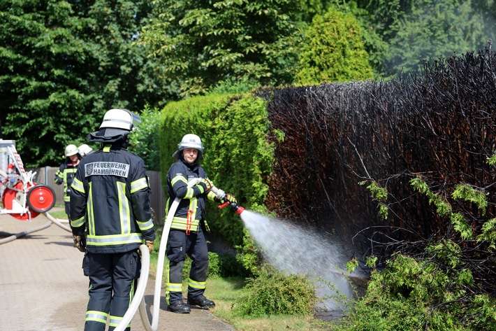 FW Hambühren: Unkraut abflammen? Keine gute Idee! - Feuerwehr Hambühren rückt zu Heckenbrand aus