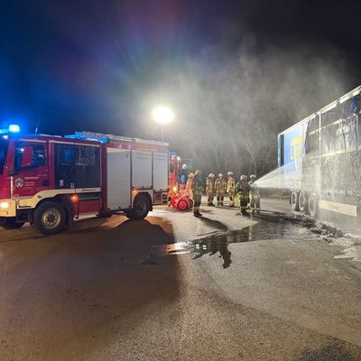 FW Helmstedt: Brand zweier Sattelauflieger