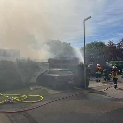 FW Rösrath: Holzpolterbrand drohte auf Gebäude überzugreifen