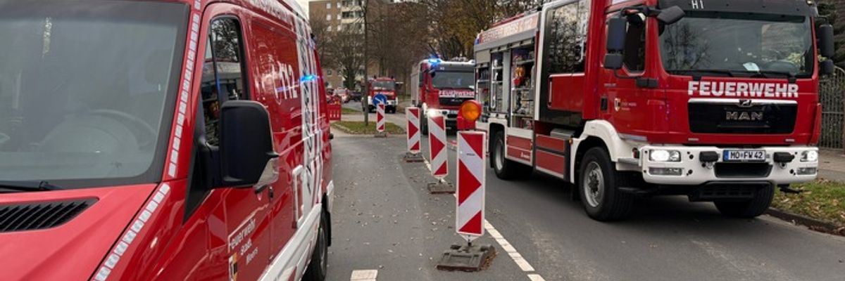 FW Moers: Tiefbauunfall im Moerser Norden / Eine Person in Baugrube verschüttet
