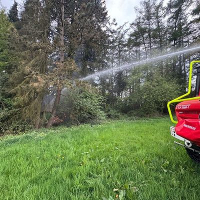 FW Leichlingen: Brennende Hütte im Wald - Rauchentwicklung weit sichtbar
