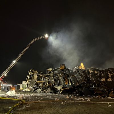 FW Helmstedt: Großbrand im Industriegebiet Neue Breite: Lagerhalle brennt vollständig nieder