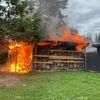 FW-DO: Unterstand mit Brennholz in Flammen