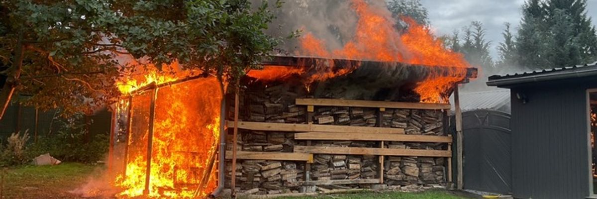 FW-DO: Unterstand mit Brennholz in Flammen