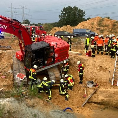 FW-ROW: Einsatzübung: "Person" von Bagger überfahren