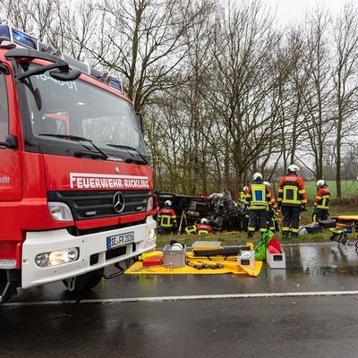 FW-SE: LKW-Arbeitsbühne verunfallt auf der Bundesstraße 205