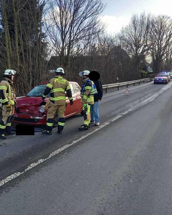 FW-EN: Drei Einsätze am zweiten Februar Wochenende - Brandnachschau, Verkehrsunfall, Brandmeldealarm