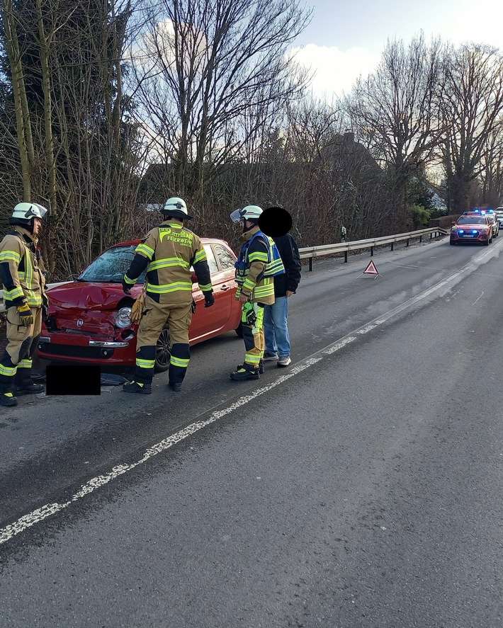FW-EN: Drei Einsätze am zweiten Februar Wochenende - Brandnachschau, Verkehrsunfall, Brandmeldealarm