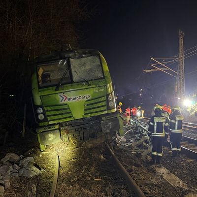 Feuerwehr MTK: Triebfahrzeug entgleist in Hattersheim - Feuerwehr dichtet undichten Öltank ab