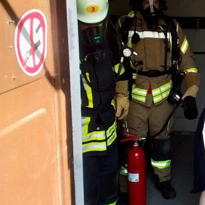 FW Weinheim: Trafostationsbrand in Lützelsachsen. Feuerwehr Weinheim bei extremer Hitze im Einsatz.