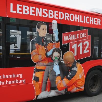 FW-HH: Ein Bus mit klarer Botschaft: Die richtige Nummer im richtigen Moment!