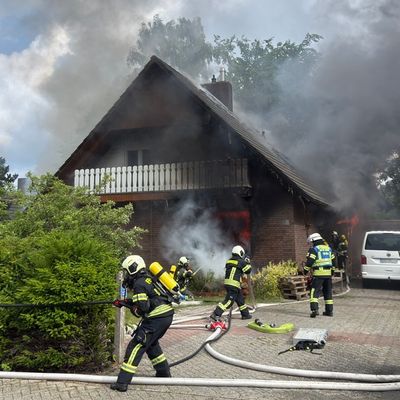 FW-AUR: Einfamilienhaus in Flammen