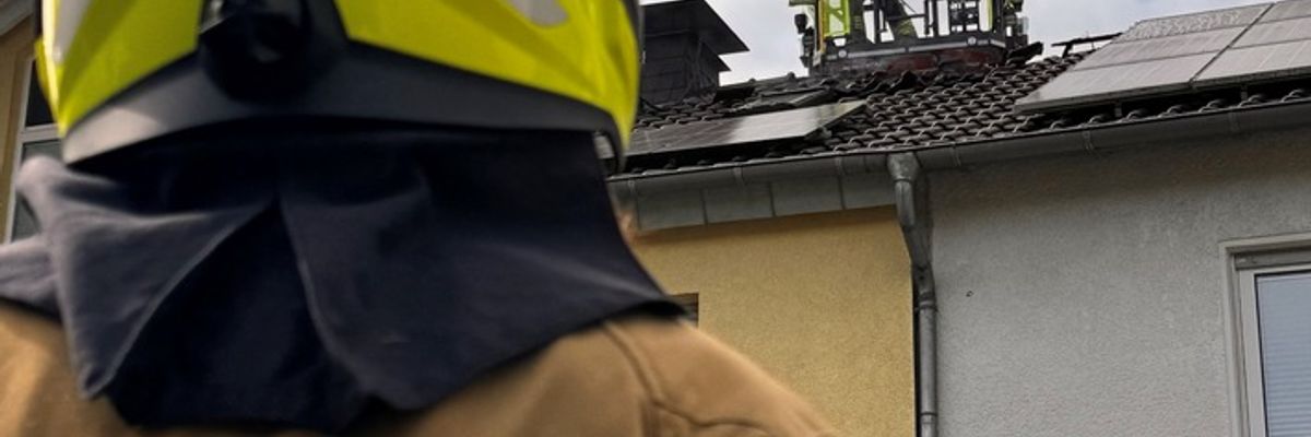 FW Paderborn: Gemeldeter Entstehungsbrand im Bereich des Daches einer Doppelhaushälfte