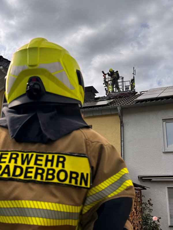FW Paderborn: Gemeldeter Entstehungsbrand im Bereich des Daches einer Doppelhaushälfte