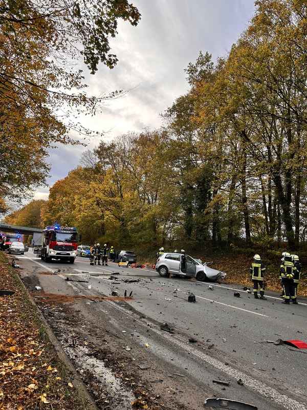 FW-Schermbeck: Unfall B58 - Eingeklemmte Person