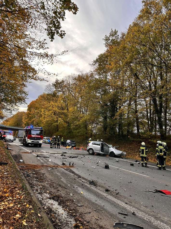 FW-Schermbeck: Unfall B58 - Eingeklemmte Person