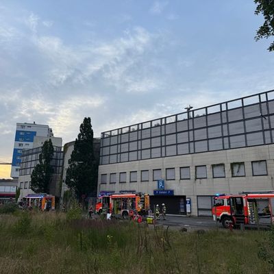 FW Norderstedt: Brand in Tiefgarage in der Berliner Allee - Drei Fahrzeuge vollständig ausgebrannt, rund 70 Einsatzkräfte mehrere Stunden im Einsatz