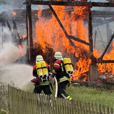 FW Überlingen: Landwirtschaftliche Scheune auf dem Haldenhof (Überlingen) in Vollbrand / Übergreifen der Flammen auf Gaststätte mit Fremdenzimmer verhindert / Keine Personen zu Schaden gekommen