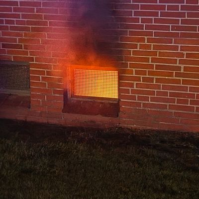 FW-RD: Kellerbrand in Rendsburg - Mehrere Menschen aus Mehrfamilienhaus gerettet