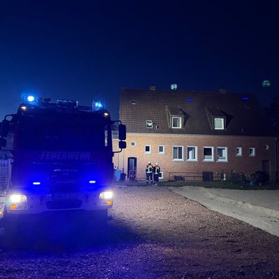 FW-AUR: Kleinstfeuer setzt Gebäudeteil unter dichten Rauch