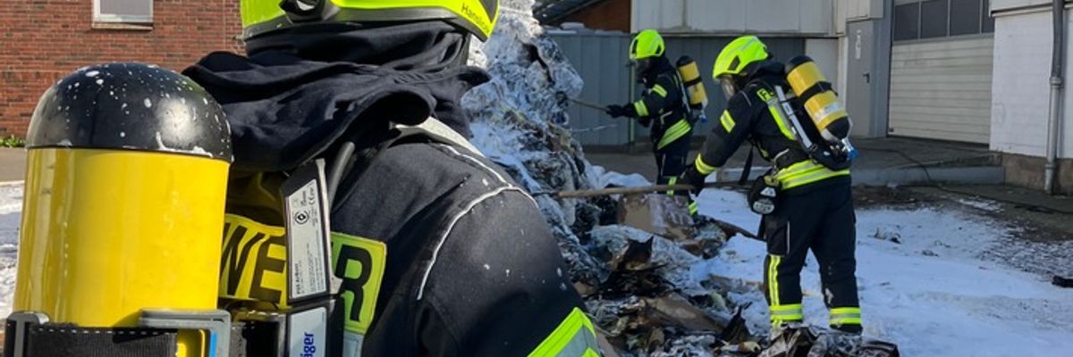 FW-WAF: Müllpresse in Brand