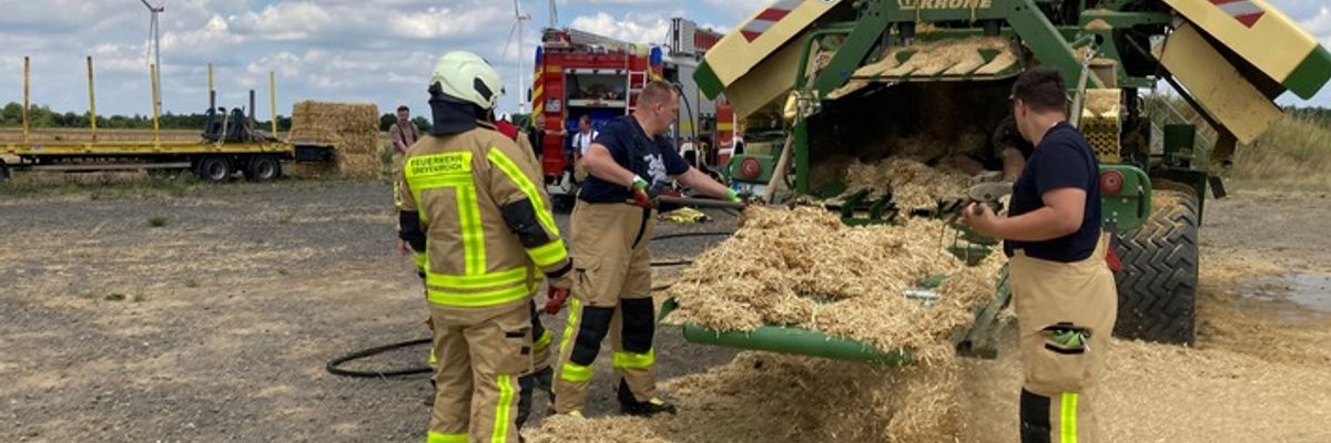 FW Grevenbroich: Feuerwehr löscht Brand an Ballenpresse auf Stoppelfeld bei Gustorf