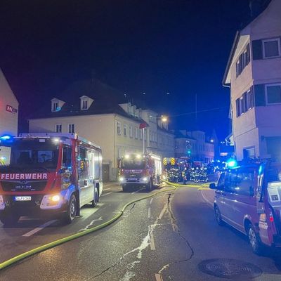 KFV-CW: Großbrand fordert Einsatzkräfte in Calwer Innenstadt - Zwei Leichtverletzte im Krankenhaus behandelt