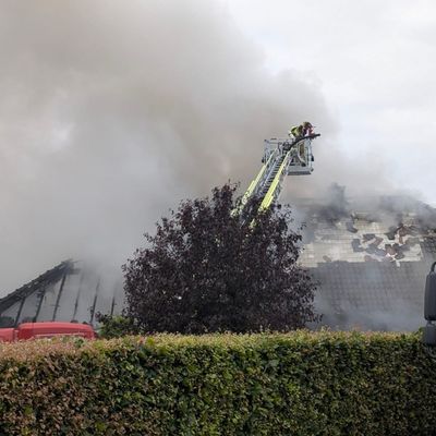 FW Selfkant: Vollbrand eines Wohnhauses: Umfangreicher Feuerwehreinsatz in Höngen