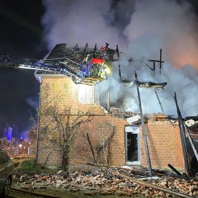 FW Dörentrup: Explosion mit anschließendem Großbrand in Wohnhaus - eine Person tot aufgefunden