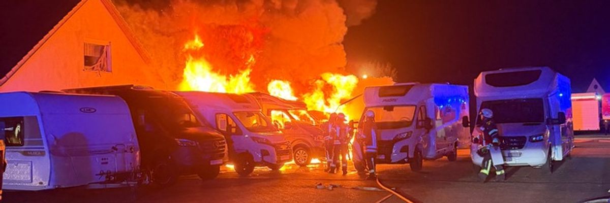 FW-ROW: Drei Wohnmobile bei Brand in Zeven vollständig ausgebrannt