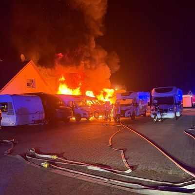 FW-ROW: Drei Wohnmobile bei Brand in Zeven vollständig ausgebrannt