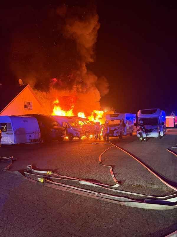 FW-ROW: Drei Wohnmobile bei Brand in Zeven vollständig ausgebrannt