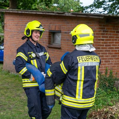 FW Flotwedel: Großangelegte Alarmübung in Wienhausen - Fahrzeugbrand weitet sich zu Werkstattbrand aus